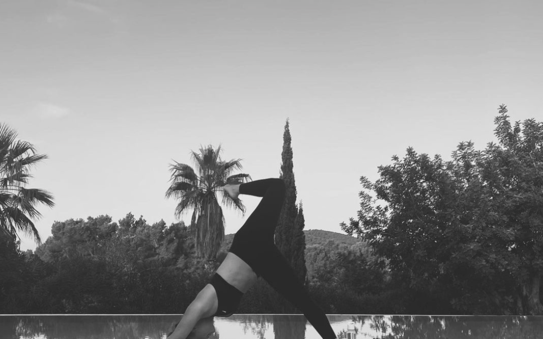 De beste yoga poses voor ontspanning op reis