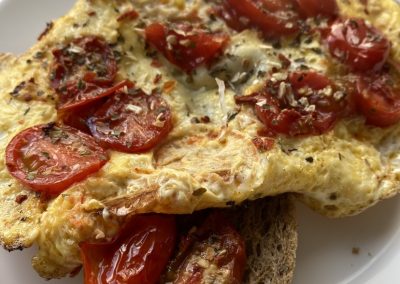 Broodje scrambled tomato egg