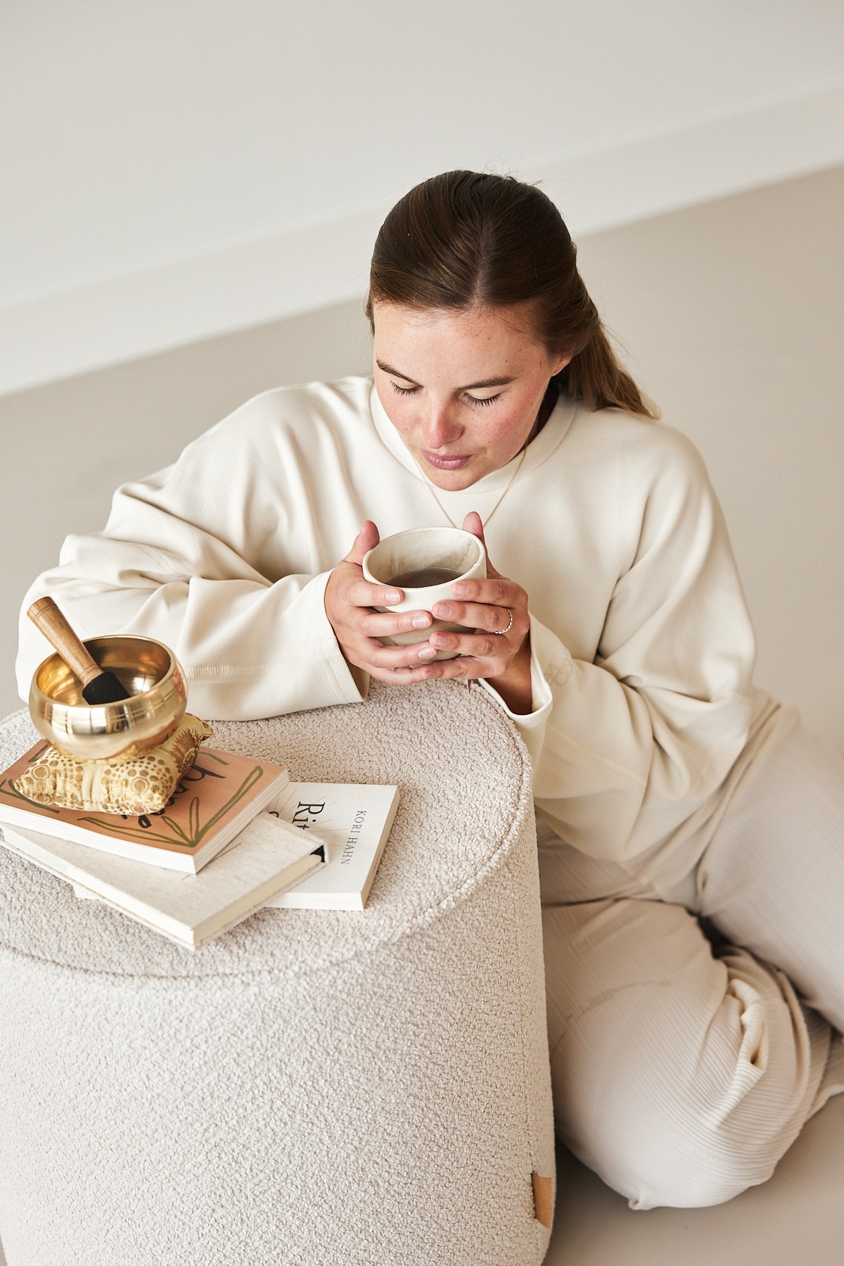 FROM SELF-CARE TO SELF-LOVE: YOUR JOURNEY STARTS HERE. YOGA | PILATES | MEDITATIES | AFFIRMATIES | ADEMWERK | RECEPTEN | MASTERCLASSES | COMMUNITY – ALL ON-DEMAND. Het is een persoonlijke ont-wikkeling reis, waarin je alle tools aangereikt krijgt en zelf -met loving support van de flow-family– mag ontdekken wat werkt voor jou. Zodat jij jouw basis kan leggen, uit pure zelfliefde.