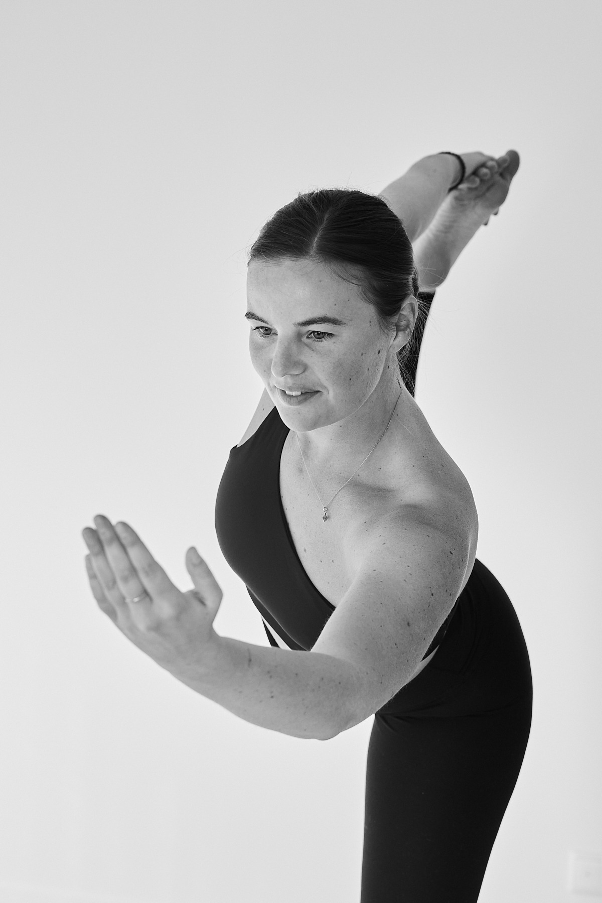 FROM SELF-CARE TO SELF-LOVE: YOUR JOURNEY STARTS HERE. YOGA | PILATES | MEDITATIES | AFFIRMATIES | ADEMWERK | RECEPTEN | MASTERCLASSES | COMMUNITY – ALL ON-DEMAND. Het is een persoonlijke ont-wikkeling reis, waarin je alle tools aangereikt krijgt en zelf -met loving support van de flow-family– mag ontdekken wat werkt voor jou. Zodat jij jouw basis kan leggen, uit pure zelfliefde.