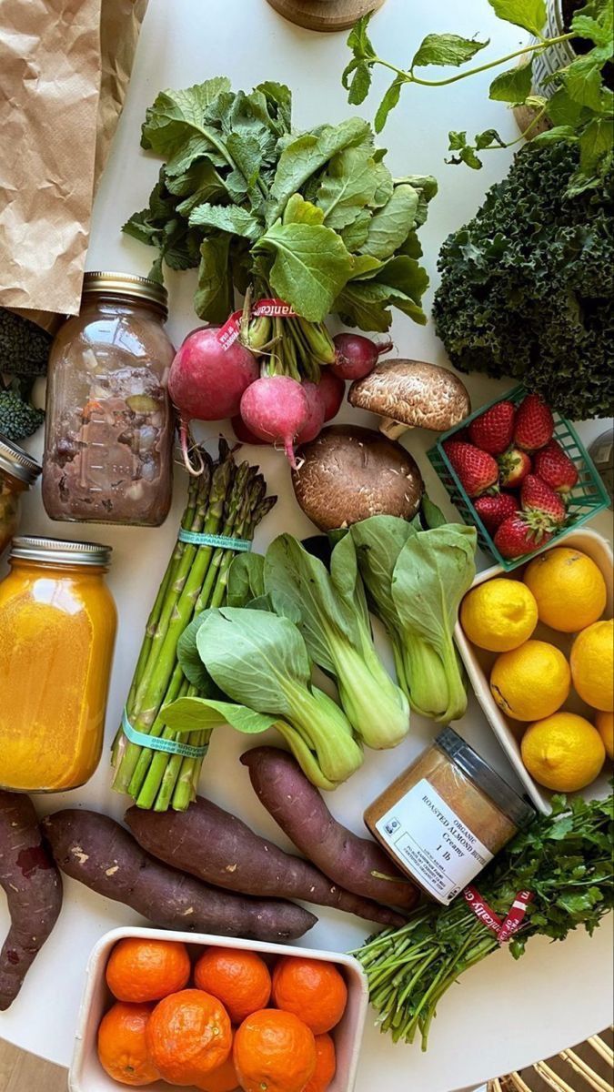 Cycle Syncing: haal de kracht uit je hormonen. Laat je inspireren om gezond, lekker en simpel te koken met onze recepten. Elk gerecht is ontworpen om je lichaam te voeden met de juiste ingrediënten, zonder in te leveren op smaak of gemak. Of je nu een snelle maaltijd nodig hebt na een drukke dag of zin hebt om iets speciaals te bereiden, onze recepten helpen je om bewuste keuzes te maken die goed zijn voor zowel je lichaam als je geest. Nourishment goes beyond food; it’s about feeding your heart, mind, and spirit.