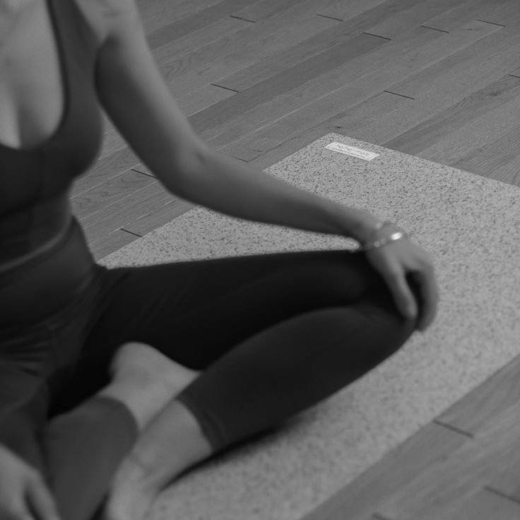 De Meditatie sessies zijn jouw dagelijkse moment van rust en helderheid. Perfect voor beginners, deze sessies zijn ontworpen om je te helpen je geest te kalmeren, je ademhaling te verdiepen en je lichaam te ontspannen. We nemen de tijd om te focussen op eenvoudige technieken die je helpen aanwezig te zijn in het moment, die je anytime kan gebruiken en toepassen. Je zult de sessie verlaten met een gevoel van innerlijke balans, rust en een frisse mindset. Affirmatie De Affirmaties zijn gecreëerd om je dagelijks een moment van zelfliefde en positieve energie te geven. Door krachtige affirmaties te herhalen, versterk je je zelfvertrouwen, focus en innerlijke rust. Focus op zelfliefde en acceptatie met affirmaties die je verbinden met je innerlijke kracht of gebruik de krachtige affirmaties om je doelen te bereiken en je zelfvertrouwen te vergroten. Ontdek de lessen van oshunflow.nl