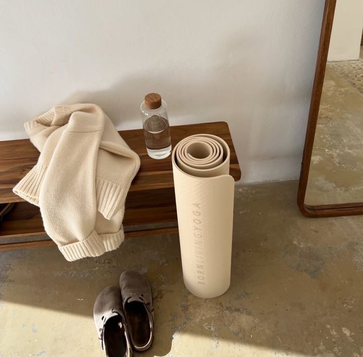 FROM SELF-CARE TO SELF-LOVE: YOUR JOURNEY STARTS HERE. YOGA | PILATES | MEDITATIES | AFFIRMATIES | ADEMWERK | RECEPTEN | MASTERCLASSES | COMMUNITY – ALL ON-DEMAND. Het is een persoonlijke ont-wikkeling reis, waarin je alle tools aangereikt krijgt en zelf -met loving support van de flow-family– mag ontdekken wat werkt voor jou. Zodat jij jouw basis kan leggen, uit pure zelfliefde.